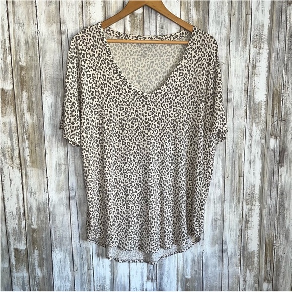 American Eagle Outfitters Tops - American Eagle Leopard Brown Cream Tee Women’s Medium